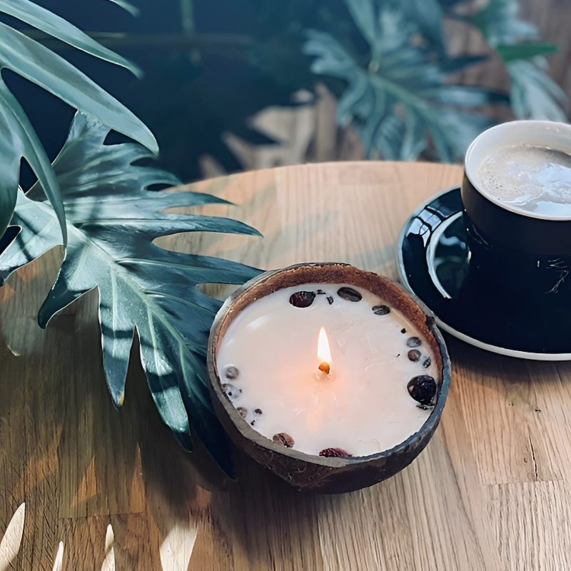 Una candela che profuma di cocco e ananas o cioccolato e menta, racchiusa in un guscio di noce di cocco: naturale, profumata e fatta a mano. Perfetta per rilassarsi o per sorprendere chi ami con un regalo originale.